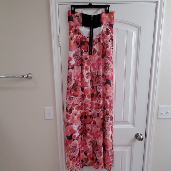 Flowing floral gown Maxi style. - Picture 2 of 4